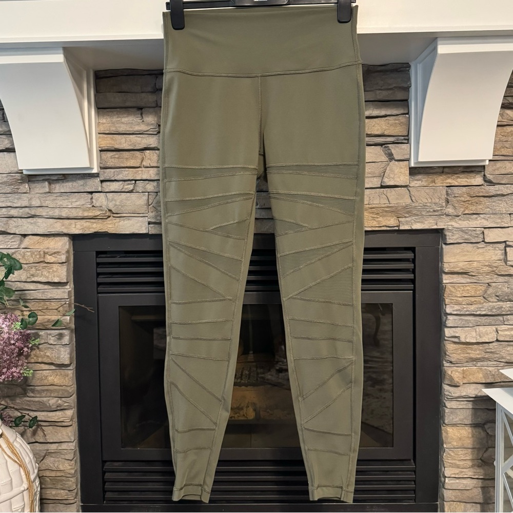 Lululemon Tech Mesh Wunder Under, Size 10.
